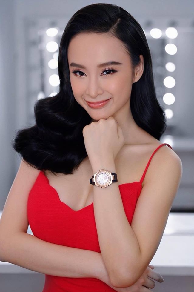 Bù lại, cô lại khá đắt show quảng cáo. Nữ diễn viên 23 tuổi được chọn trở thành đại sứ một thương hiệu đồng hồ nổi tiếng  thế giới ở Việt Nam.