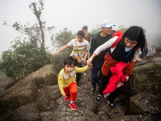 Trẻ nhỏ bơ phờ theo người lớn leo núi cao 1.000m để xoa tiền cầu may