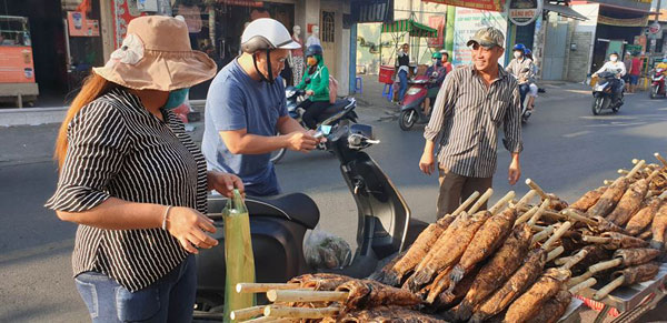 &#34;Phố cá lóc nướng&#34; Sài Gòn đông nghịt người ngày vía Thần tài - 14