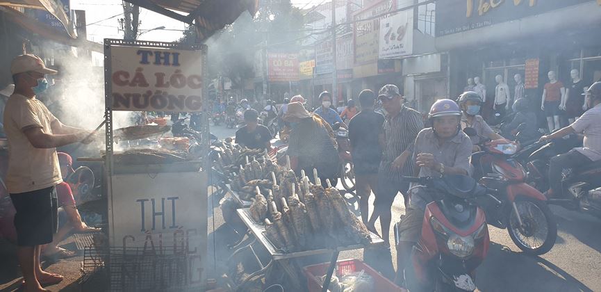 &#34;Phố cá lóc nướng&#34; Sài Gòn đông nghịt người ngày vía Thần tài - 15