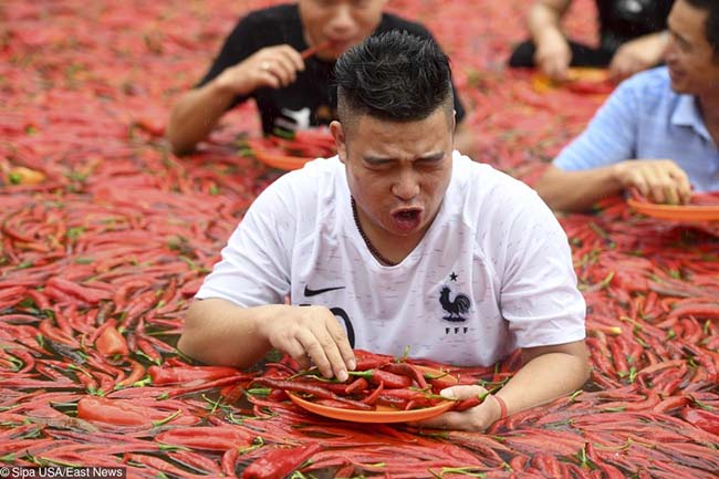 Ở Trung Quốc, bạn có thể tham gia các cuộc thi mà mọi người phải ăn ớt trong bể nước. Chúng tôi hy vọng rằng cuộc chiến khủng khiếp này sẽ được bù đắp lại là giá trị giải thưởng.