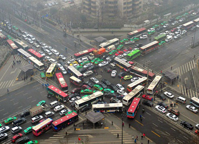 Giao thông đường bộ ở Trung Quốc là một vũ trụ hoàn toàn mới với những quy tắc riêng mà người nước ngoài khó có thể hiểu được.
