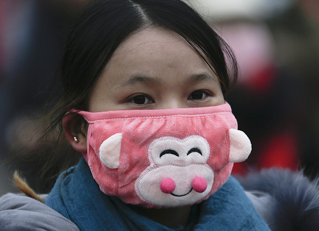 Nhiều cư dân Trung Quốc phải đeo khẩu trang y tế do không khí quá ô nhiễm. Để làm cho nó trông đẹp, họ đã biến những chiếc mặt nạ này thành một phụ kiện thực sự hợp thời trang.