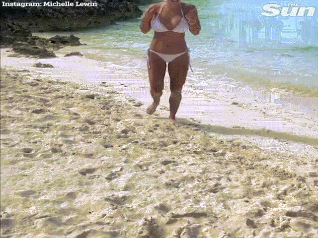 Đang tạo dáng, người mẫu bikini nóng bỏng bị lợn hoang tấn công