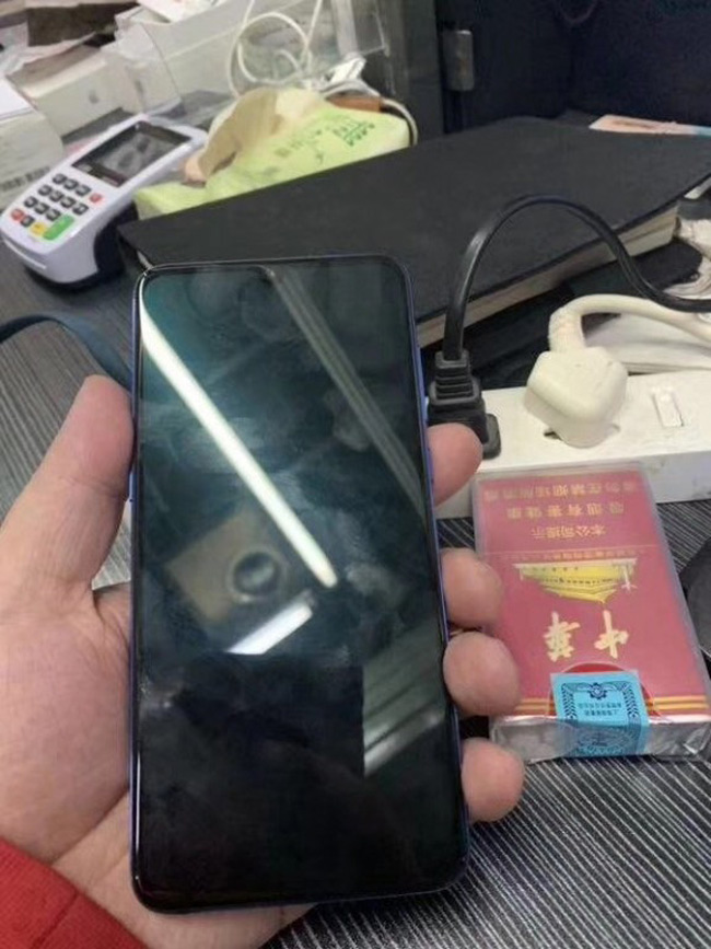 Xiaomi Mi 9 lộ ảnh thực tế đẹp rụng rời - 1