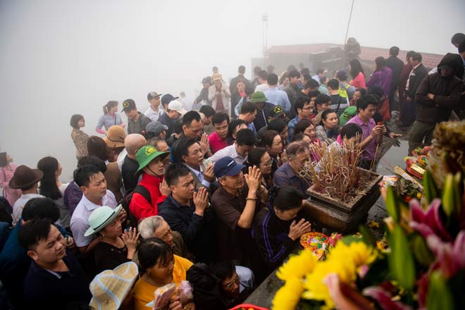 Trẻ nhỏ bơ phờ theo người lớn leo núi cao 1.000m để xoa tiền cầu may - 10