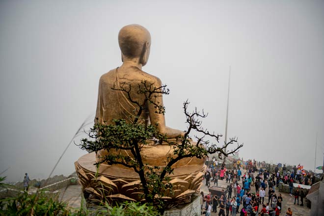 Trẻ nhỏ bơ phờ theo người lớn leo núi cao 1.000m để xoa tiền cầu may - 1