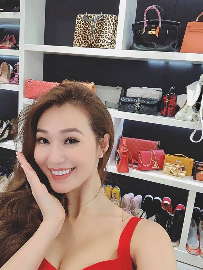 Nữ diễn viên quê Kiên Giang hào hứng khoe một góc tủ đựng các loại ví, túi xách hàng hiệu.