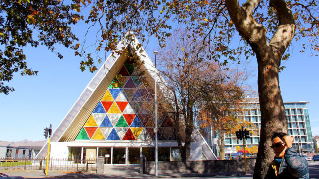 Christchurch, New Zealand: Thành phố này nổi tiếng với nhà thờ được làm từ bìa các tông và nó được coi là biểu tượng của sự hồi sinh sau một trận động đất vào năm 2011.
