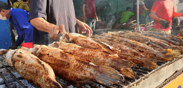 &#34;Phố cá lóc nướng&#34; Sài Gòn đông nghịt người ngày vía Thần tài - 3