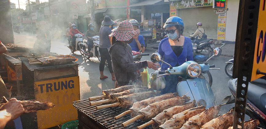 &#34;Phố cá lóc nướng&#34; Sài Gòn đông nghịt người ngày vía Thần tài - 5