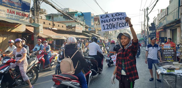 &#34;Phố cá lóc nướng&#34; Sài Gòn đông nghịt người ngày vía Thần tài - 9