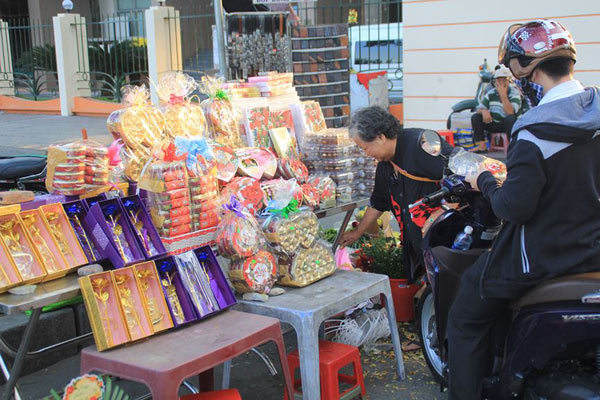 Heo bông, cây trái tim thịnh hành trên phố quà Valentine ở Sài thành - 16