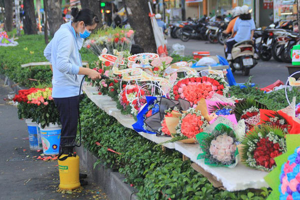 Heo bông, cây trái tim thịnh hành trên phố quà Valentine ở Sài thành - 17