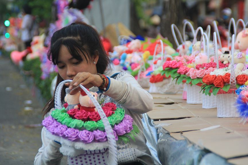 Heo bông, cây trái tim thịnh hành trên phố quà Valentine ở Sài thành - 18