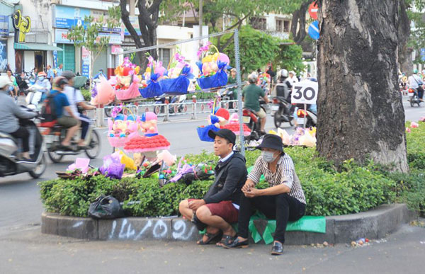 Heo bông, cây trái tim thịnh hành trên phố quà Valentine ở Sài thành - 19