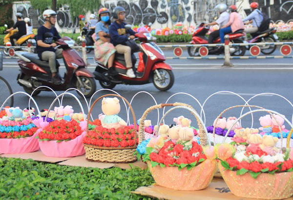 Heo bông, cây trái tim thịnh hành trên phố quà Valentine ở Sài thành - 7