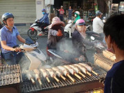 Thị trường - Tiêu dùng - &quot;Phố cá lóc nướng&quot; Sài Gòn đông nghịt người ngày vía Thần tài