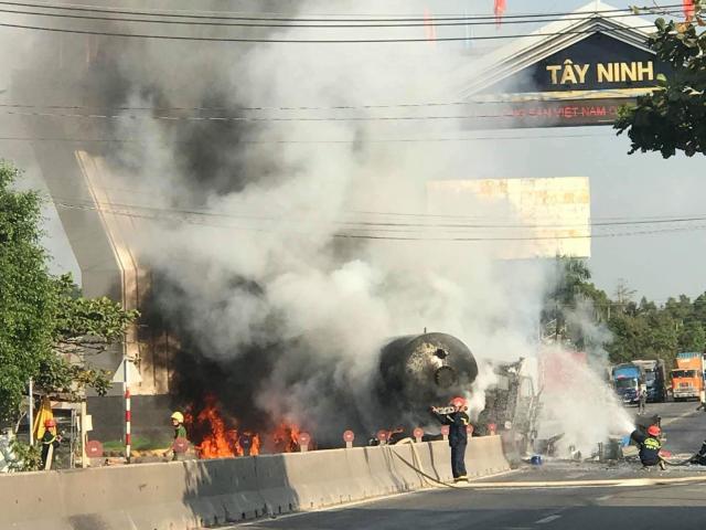 Xe chở nhiên liệu bốc cháy dữ dội ngay cổng chào tỉnh Tây Ninh