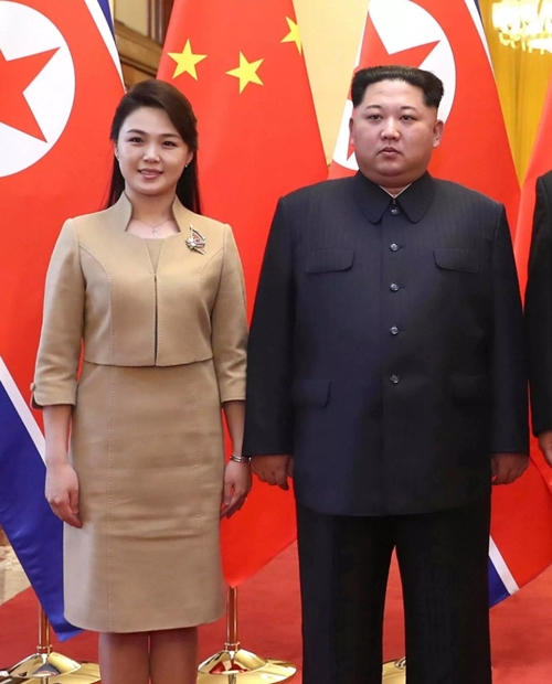 Phu nhân ông Kim Jong-un: &#34;Cơn sốt thời trang&#34; tại Triều Tiên - 10