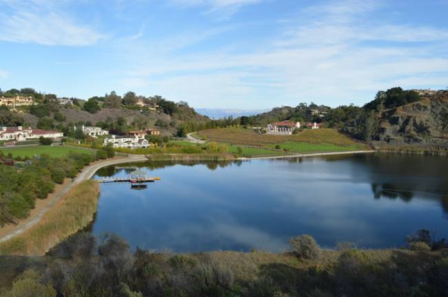 &nbsp;4. Los Altos Hills, California:&nbsp;Thị trấn này nằm ở thung lũng Silicon. Đây là nơi sinh sống của Sergey&nbsp;Brin - người đồng sáng lập Google, giám đốc điều hành Google Sundar Pichai. Thu nhập trung bình của các hộ gia đình ở mức 386.174 USD/năm &#40;~8,9 tỷ đồng/năm&#41;.