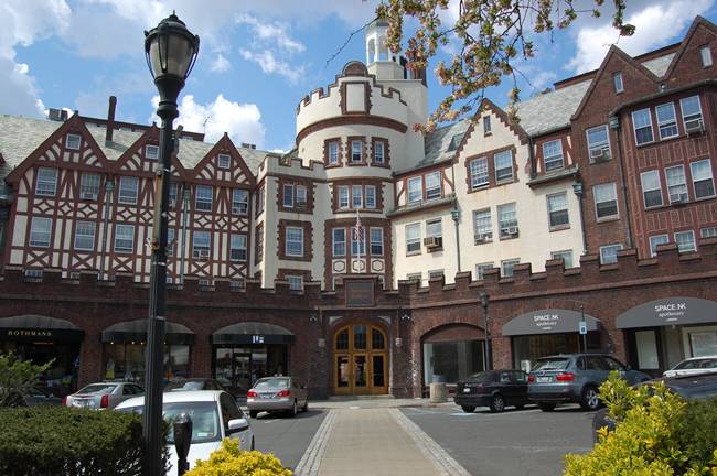 2. Scarsdale, New York:&nbsp;Chỉ cách thành phố New York một chuyến tàu điện ngầm, thu nhập trung bình của các hộ gia đình mỗi năm ở đây là 417.335 USD/năm &#40;~9,7 tỷ đồng/năm&#41;. Trong thị trấn, có Daniel Och - người sáng lập quỹ đầu tư Och-Ziff Capital Management sinh sống.