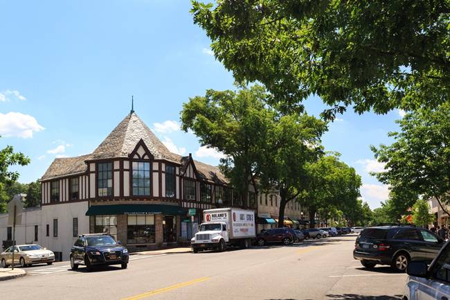 9. Bronxville, New York:&nbsp;Địa điểm này cách Manhattan, New York 15km. Bronxville tụt một bậc so với bảng xếp hạng năm ngoái. Nơi đây có thu nhập trung bình hộ gia đình là 340.448 USD &#40;~7,91 tỷ đồng&#41;.