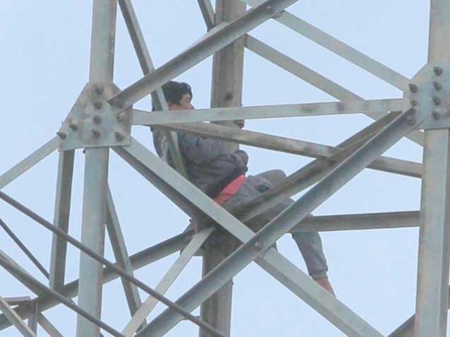 Người đàn ông "ngáo đá" cố thủ 36 giờ ở độ cao 40 m trên cột điện cao thế
