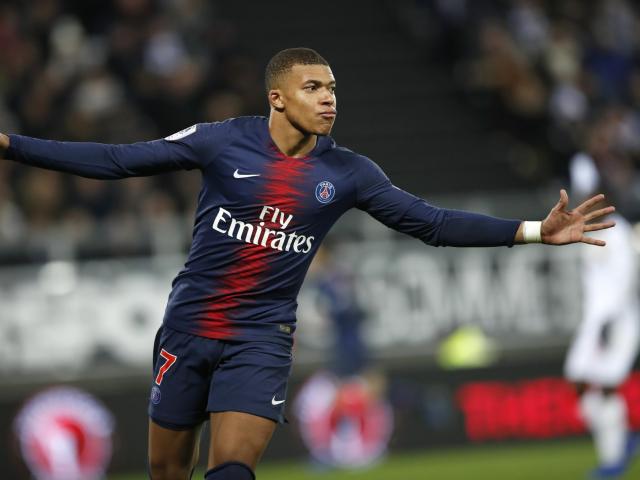 Real cay đắng tuột thần đồng Mbappe: Ronaldo ngăn “siêu bom tấn”