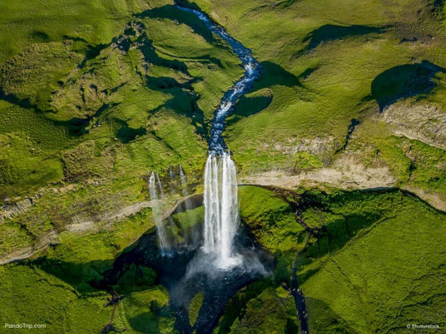 Thác Seljalandsfoss, Iceland: Đây là một trong những thác nước ấn tượng nhất ở Iceland. Nguồn nước từ một dòng sông băng tan chảy. Du khách có thể thấy cầu vồng dưới chân thác vào ngày đẹp trời.