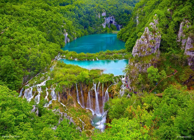 Vườn quốc gia hồ Plitvice, Croatia: Thắng cảnh này gây ấn tượng với 6 hồ nước bậc thang được liên kết với nhau bằng các thác nước cùng rừng xung quanh, tạo nên phong cảnh đẹp như tranh vẽ.