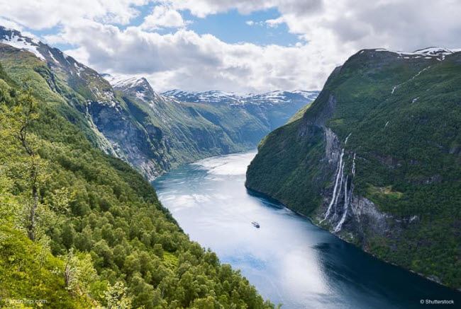 Thác Seven Sisters, Na Uy: Thác bao gồm 7 dòng suối chảy xuống vách núi gần thành phố Geiranger. Không chỉ là thác nước cao nhất ở Na Uy, Seven Sisters là một trong những địa điểm du lịch không thể bỏ qua ở vùng Scandinavia.