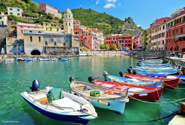 Thị trấn Vernazza, Italia: Trong 5 thị trấn nằm trong khu vực di tích Cinque Terre được UNESCO công nhận là di sản thế giới, chỉ Vernazza có bến tàu. Các ngôi nhà ở đây được sơn nhiều màu sắc và đường phố không có ô tô qua lại.