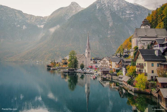 Làng Hallstatt, Áo: Ngôi làng nằm trên bờ hồ Hallstatt với phong cảnh núi tuyệt đẹp ở phía sau. Nơi đây nổi tiếng với các ngôi nhà cổ và đường phố lát đá cuội được xây dựng từ thế kỷ thứ 6.