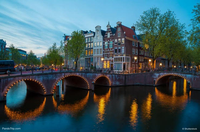 Kênh Keizersgracht, Hà Lan: Đây là dòng kênh rộng nhất ở thành phố Amsterdam. Dọc hai bên dòng kênh là các tòa nhà cổ khoảng 5.00 năm tuổi. Vào mùa đông, nước dưới kênh đóng băng và du khách có thể trượt tuyết dưới đó.