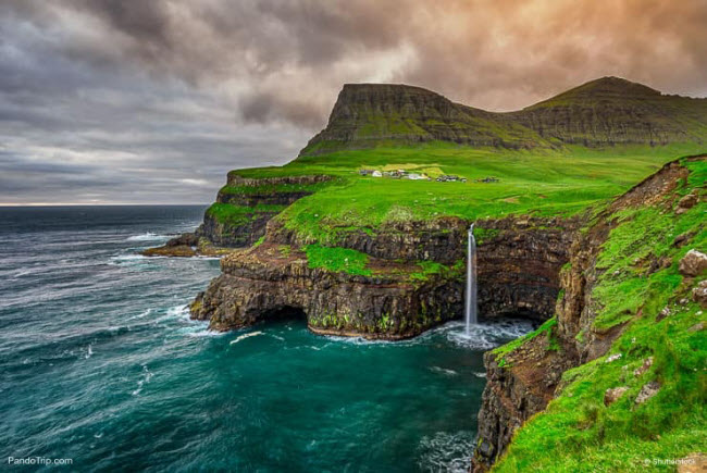 Thác Gásadalur, Quần đảo Faroe: Thác nước này thực sự là một những kho báu của thiên nhiên. Nằm ở vùng hẻo lánh trên quần đảo Faroe và chỉ có một ngôi làng nhỏ ở gần đó. Tới đây, du khách có cơ hội ngắm chim biển làm tổ trên vách đá cạnh thác nước.