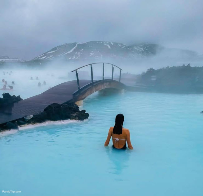 Hồ Blue Lagoon, Iceland: Hồ nước nóng nằm trên bán đảo Reykjanes là spa có phong cảnh đẹp nhất thế giới. Nước nóng bốc hơi được giữ nhiệt bởi cánh đồng dung nham núi lửa dưới lòng đất.