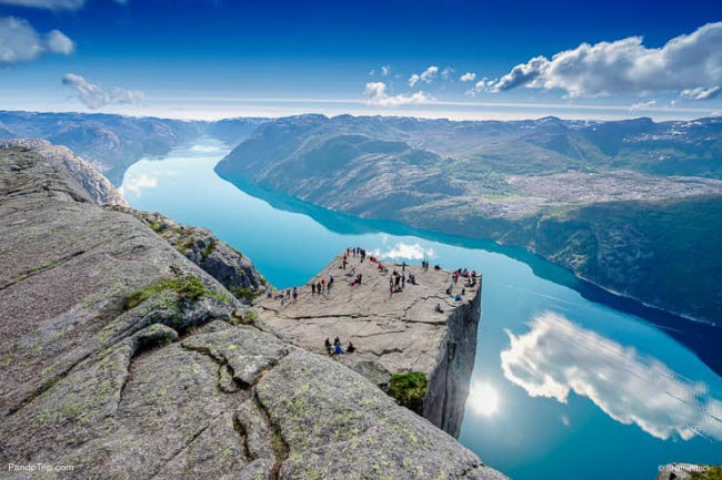 Vách đá Preikestolen, Na Uy: Một trong những điểm du lịch không thể bỏ qua ở vùng Scandinavia là vách đá Preikestolen. Đây là cấu trúc đá khổng lồ chìa ra vách núi nhìn xuống vịnh Lysefjord với nước xanh như ngọc.