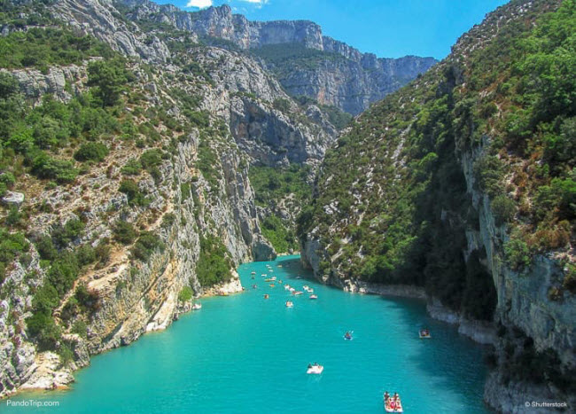 Hẻm núi Gorges du Verdon, Pháp: Hẻm núi trông giống như một vết sẹo dài chạy qua vùng đồng quê ở Pháp. Nơi đây là lựa chọn lý tưởng dành cho những người thích mạo hiểm. Du khách có thể tham gia các hoạt động như chèo thuyền trên sông Verdon hay leo núi.