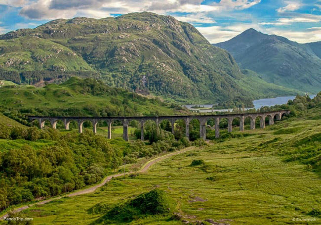 Cầu cạn Glenfinnan, Scotland: Đây là cây cầu đường sắt dài nhất ở Scotland. Nó không chỉ đặc biệt vì xuất hiện trong bộ phim Harry Potter mà còn bởi thiết kế độc đáo, với 21 cấu trúc vòm. Du khách có cơ hội ngắm cảnh tuyệt đẹp khi ngồi trên tàu di chuyển qua cây cầu này.