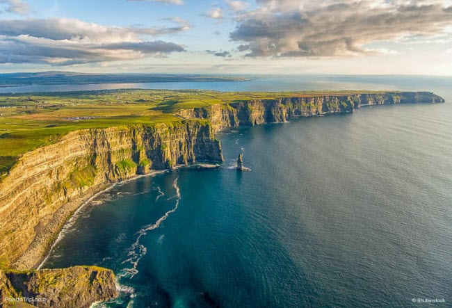 Vách đá Moher, Ireland: Sự tác động của thiên nhiên đã tạo ra vách đá tuyệt đẹp dọc bờ biển phía tây Ireland. Đây cũng là một trong những địa điểm du lịch hấp dẫn nhất ở quốc gia này.