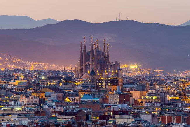 Nhà thờ Sagrada Familia, Tây Ban Nha: Kiến trúc sư Antoni Gaudi để lại dấu ấn của ông khắp thành phố Barcelona với nhiều thiết kế ấn tượng, đặc biệt là nhà thờ Sagrada Familia. Công trình bắt đầu được xây dựng từ cuối thế kỷ 19 và hiện vẫn chưa hoàn thành.