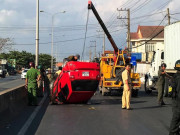 Tin tức trong ngày - Nhiều người khóc gào trong ô tô lật ngửa sau va chạm khủng khiếp với xe ben