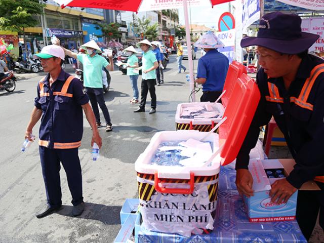 Lễ hội “có một không hai”: Chạy ra đường “năn nỉ” khách uống nước miễn phí