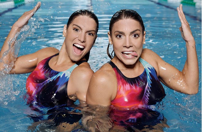 Cặp song sinh đẹp nhất thế giới bơi lội: Vẻ đẹp thiên thần vạn người mê - 1