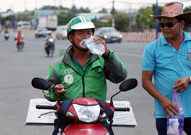 Lễ hội “có một không hai”: Chạy ra đường “năn nỉ” khách uống nước miễn phí - 4