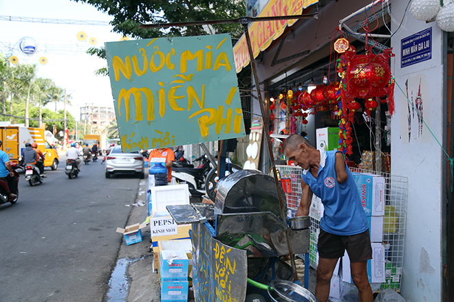 Lễ hội “có một không hai”: Chạy ra đường “năn nỉ” khách uống nước miễn phí - 10