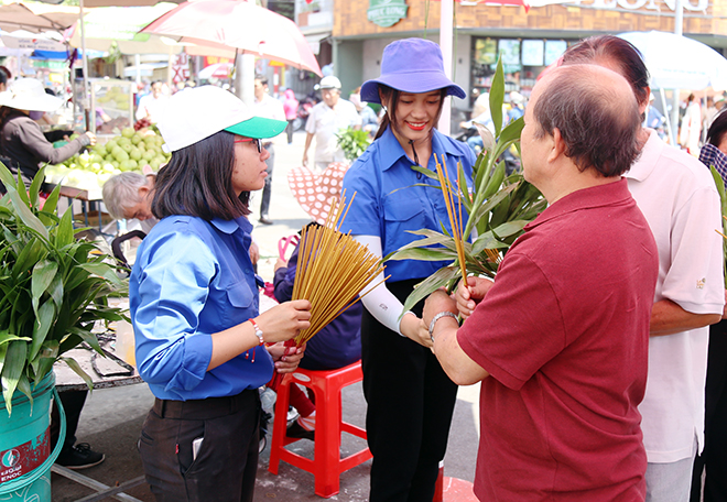 Lễ hội “có một không hai”: Chạy ra đường “năn nỉ” khách uống nước miễn phí - 13