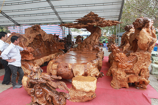 Nổi bật tại một hội chợ đang diễn ra tại tỉnh Bắc Ninh là bộ kỳ mộc "cực dị"