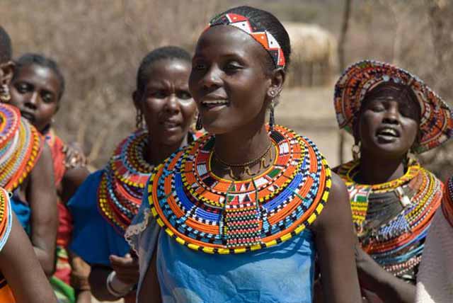 Bộ tộc kỳ lạ ở châu Phi, phụ nữ cạo trọc đầu, đàn ông xỏ khuyên tai - 1